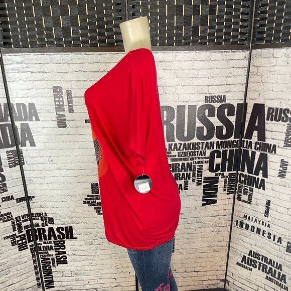 Grammy Store Simply Sporty Red Latin Grammy Graphic Scoop Neck Short Sleeve Tee - Picture 4 of 6